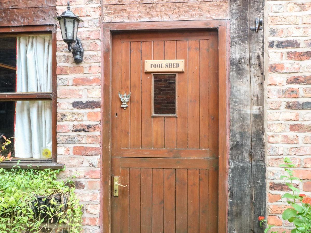 The Toolshed Villa Warrington Exterior photo